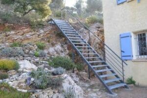 Escalier  exterieur cote jardin au Val prés de brignoles